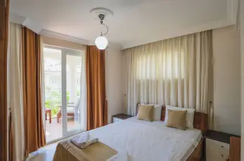 5 bedroom, 24/7 security, one minute walk to the beach